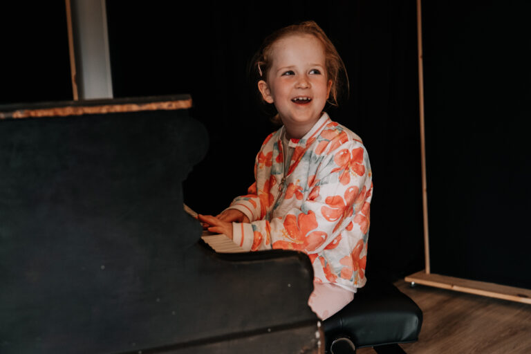 Dziewczynka grająca na fortepianie